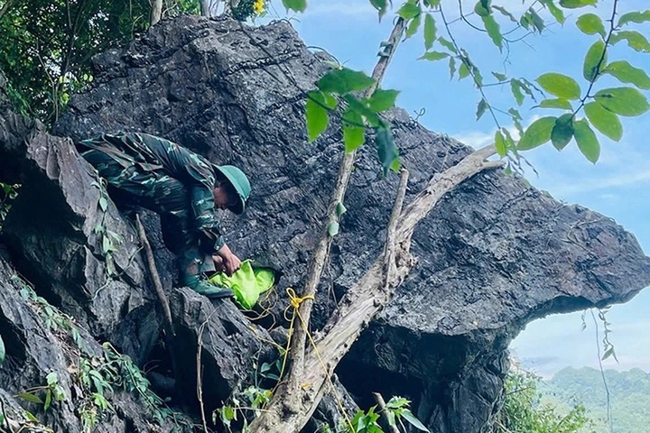 Quang Binh uses explosives to remove 30-tonne boulder on cliff - 1