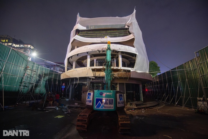 Hanoi demolishes Shark Jaw Building to expand central square - 1