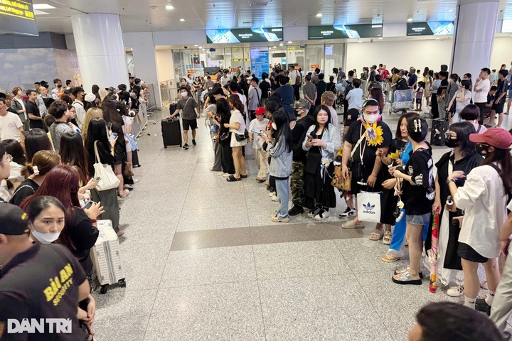 Vietnamese fans give warm welcome to G-Dragon in Hanoi - 4 Vietnamese fans give warm welcome to G-Dragon in Hanoi - 4