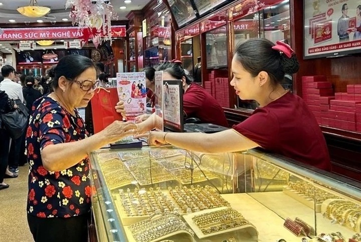 Central bank proposes mandatory bank transfers for gold - 1