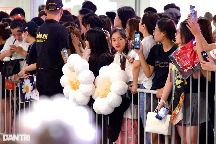 Vietnamese fans give warm welcome to G-Dragon in Hanoi - 3 Vietnamese fans give warm welcome to G-Dragon in Hanoi - 3