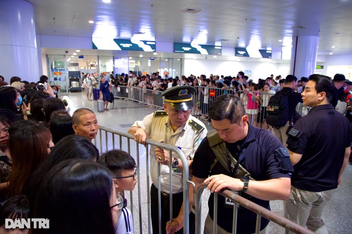 Vietnamese fans give warm welcome to G-Dragon in Hanoi - 6 Vietnamese fans give warm welcome to G-Dragon in Hanoi - 6