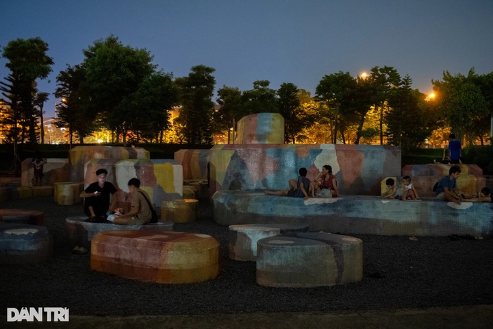 Poor lighting at Hanoi park affects public use - 2 Poor lighting at Hanoi park affects public use - 2