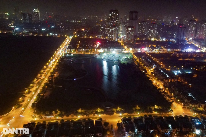 Poor lighting at Hanoi park affects public use - 1 Poor lighting at Hanoi park affects public use - 1