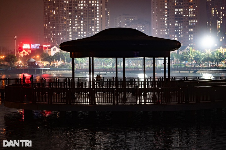 Poor lighting at Hanoi park affects public use - 3 Poor lighting at Hanoi park affects public use - 3