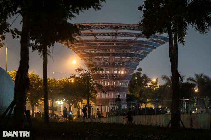 Poor lighting at Hanoi park affects public use - 6 Poor lighting at Hanoi park affects public use - 6