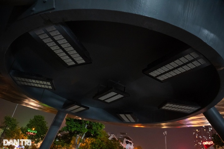 Poor lighting at Hanoi park affects public use - 7 Poor lighting at Hanoi park affects public use - 7