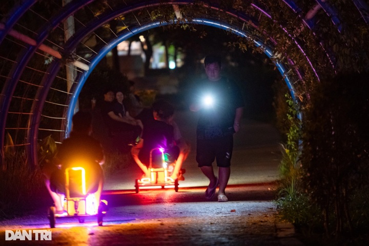 Poor lighting at Hanoi park affects public use - 9 Poor lighting at Hanoi park affects public use - 9