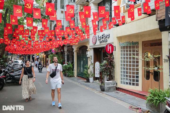 Instant-photo craze captivates young people in Hanoi - 8
