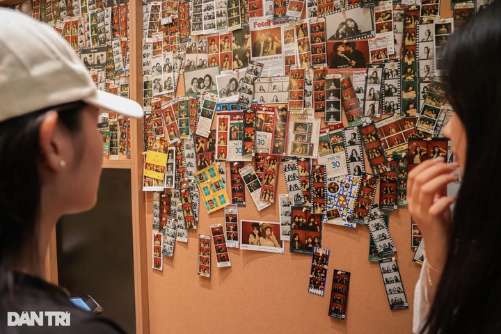 Instant-photo craze captivates young people in Hanoi - 9