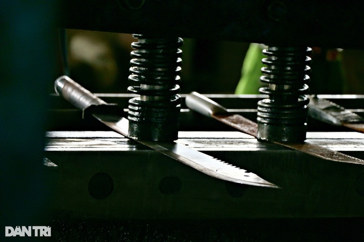 An Giang police destroy thousands of weapons - 5