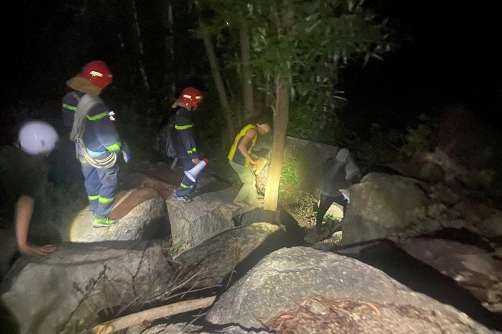 Three tourists rescued after getting lost in Nha Trang mountain - 1 Three tourists rescued after getting lost in Nha Trang mountain - 1