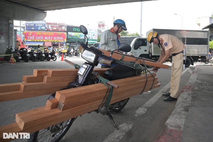 HCM City fines motorbike drivers for carrying bulky goods - 1