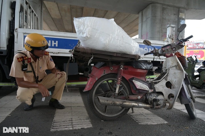 HCM City fines motorbike drivers for carrying bulky goods - 2