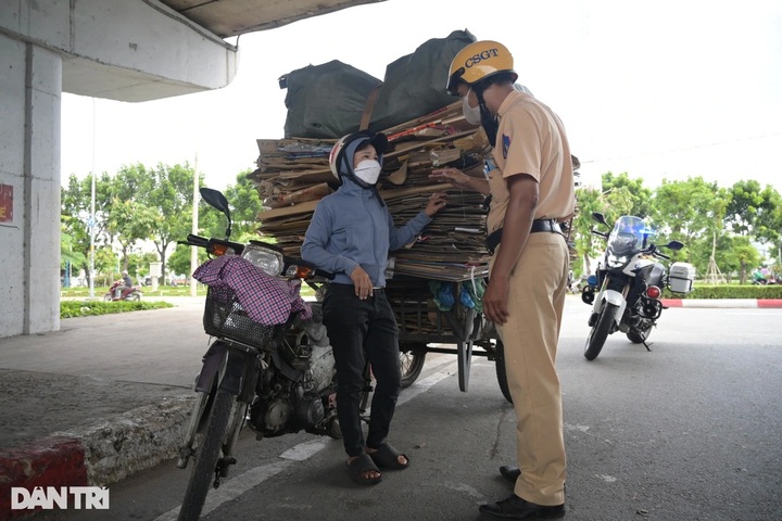 HCM City fines motorbike drivers for carrying bulky goods - 3