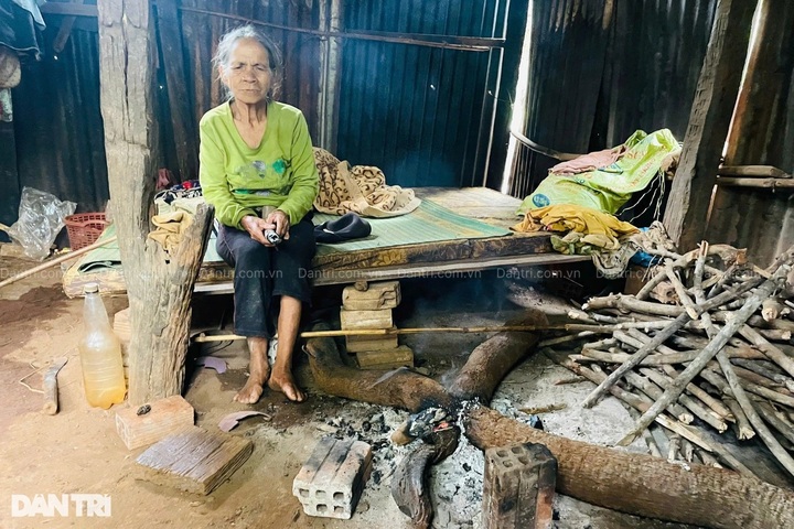 Elderly Gia Lai woman lives alone in dilapidated shack - 3