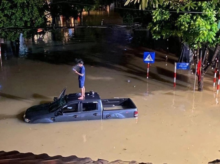 Heavy rain causes serious flooding in Thai Nguyen - 1