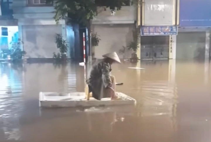 Heavy rain causes serious flooding in Thai Nguyen - 2