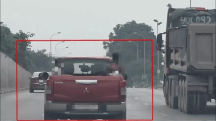 Hanoi police fine driver for carrying six children in pickup truck bed - 1