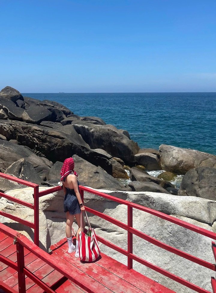 Whale sightings draw tourists to Vinh Hy Bay - 4 Whale sightings draw tourists to Vinh Hy Bay - 4