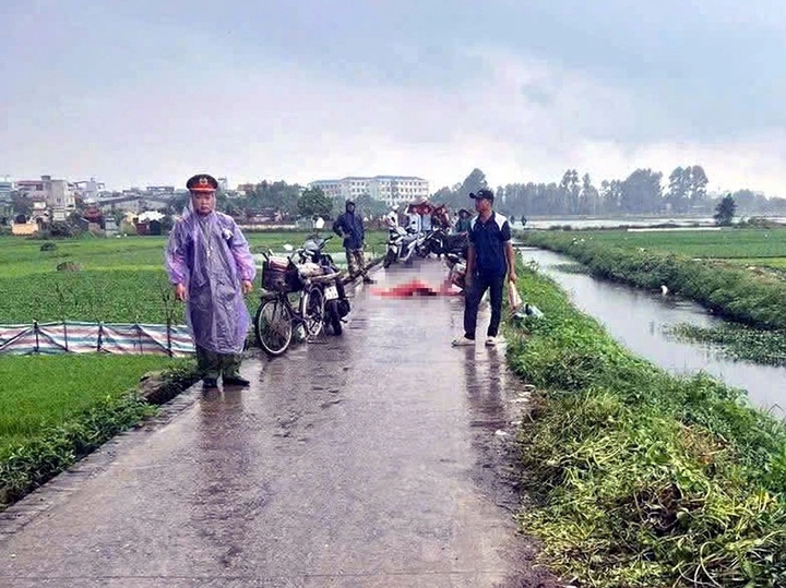 Heavy rain floods streets across Hanoi - 1