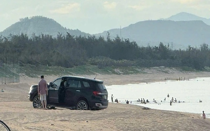 Dak Lak driver fined for driving SUV onto crowded beach - 1