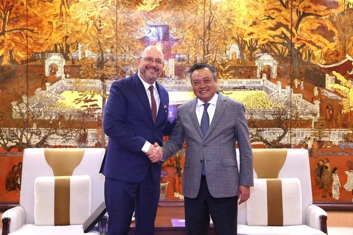 Swiss diplomat proposes Hanoi jazz festival to mark 55 years of diplomacy - 1