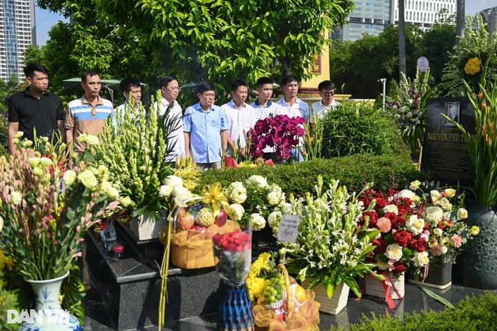 Thousands pay tribute to late Party General Secretary on death anniversary - 4