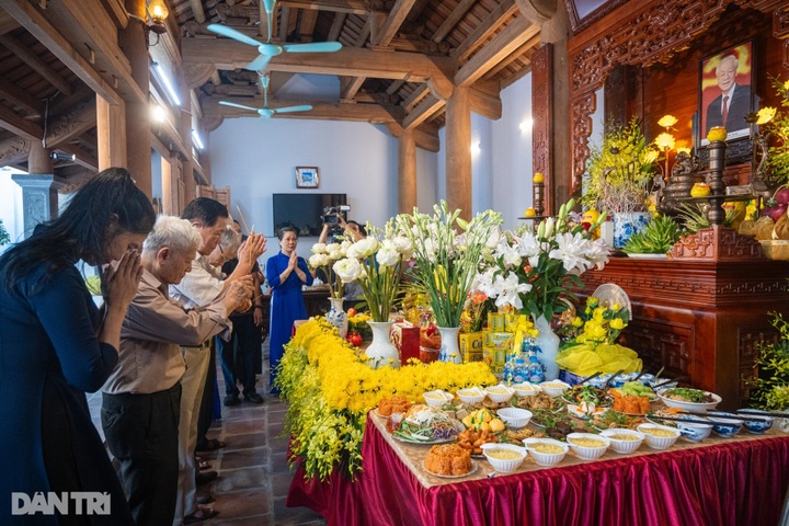 Thousands pay tribute to late Party General Secretary on death anniversary - 1