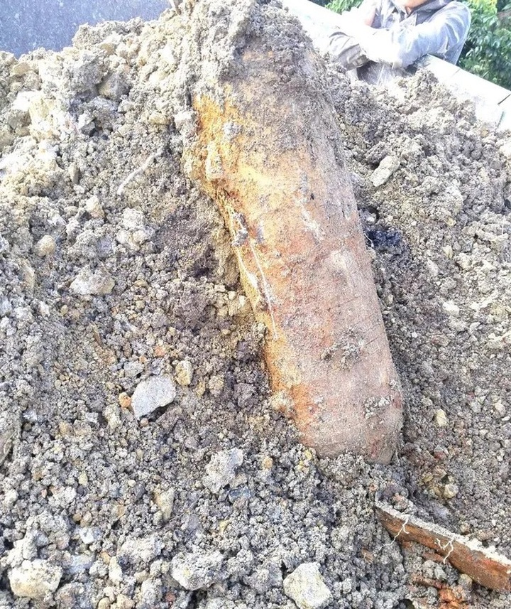Unexploded bomb discovered during construction in Dak Lak - 1