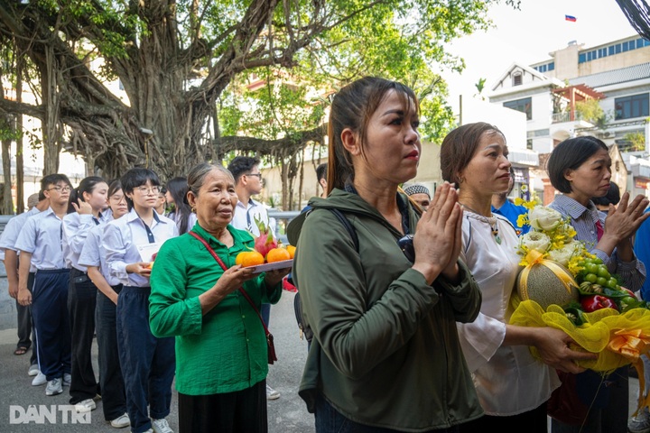 Thousands pay tribute to late Party General Secretary on death anniversary - 3