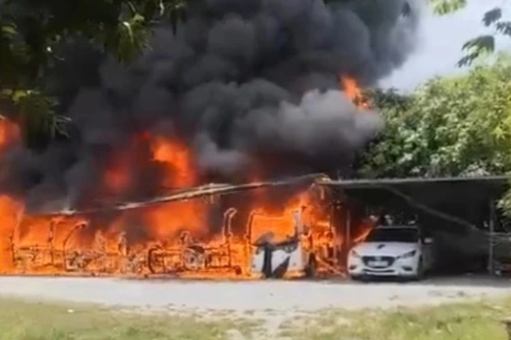 Fire destroys nine electric shuttles at Huong Tich Pagoda tourist site - 1