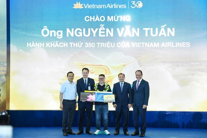 Vietnam Airlines welcomes its 350 millionth passenger - 2 Vietnam Airlines welcomes its 350 millionth passenger - 2