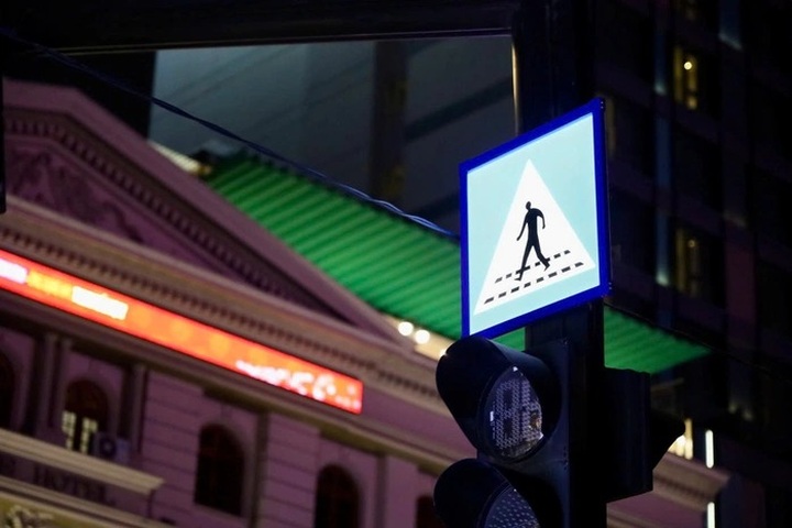 HCM City pilots illuminated traffic signs - 1