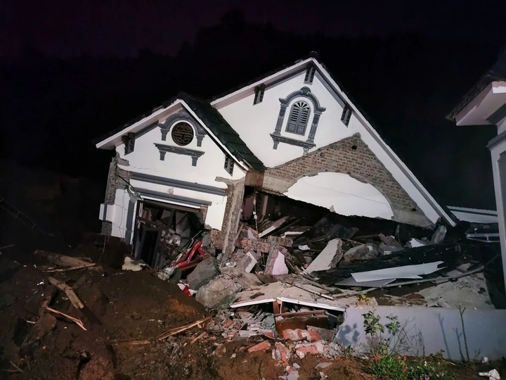 Landslide kills 2, injures 3 in Lao Cai Province - 1