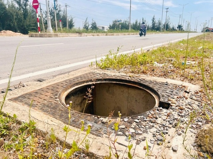 Maintenance hole covers vanish en masse along Quang Tri coastal road - 1 Maintenance hole covers vanish en masse along Quang Tri coastal road - 1