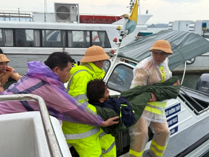 Dozens dead after tour boat capsizes in Ha Long Bay storm - 2 Dozens dead after tour boat capsizes in Ha Long Bay storm - 2