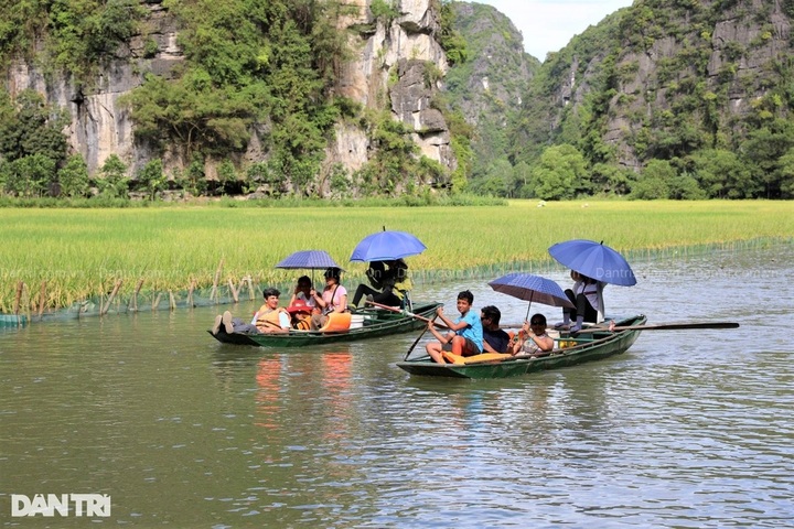 Ninh Binh tourist sites suspend ticket sales due to Storm Wipha - 1 Ninh Binh tourist sites suspend ticket sales due to Storm Wipha - 1