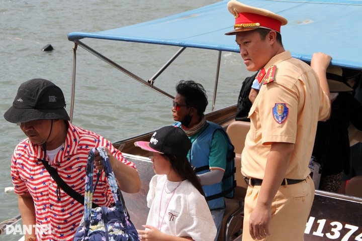 Nha Trang tourist boats caught breaching safety violations - 1