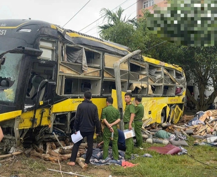 Nine killed, 15 injured in sleeper bus crash in Ha Tinh - 1