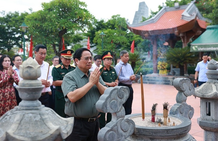 PM pays tribute to President Ho Chi Minh, fallen heroes in Quang Tri - 1