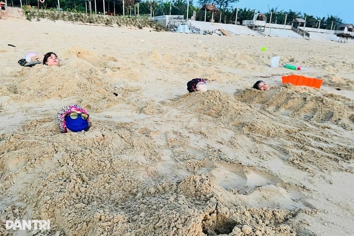 Quang Ngai people bury themselves in sand as healing method - 1