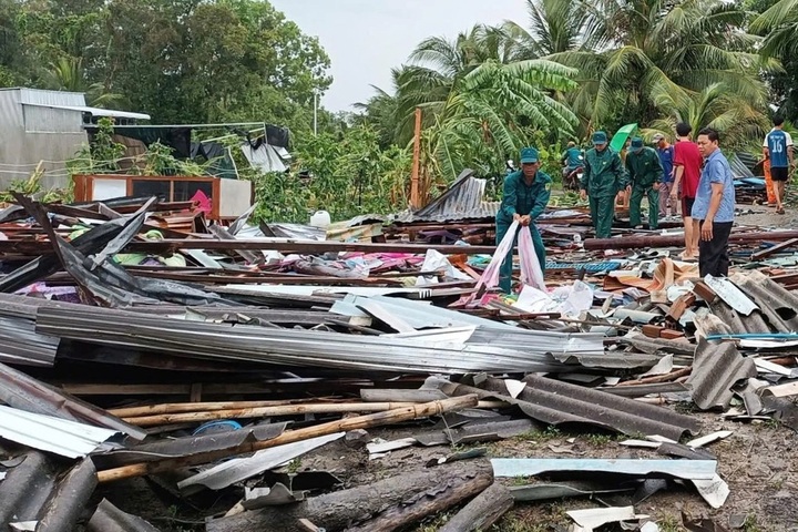 Tornado devastates many houses in Ca Mau - 1