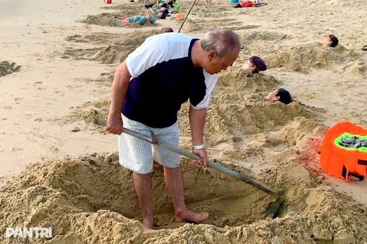 Quang Ngai people bury themselves in sand as healing method - 2