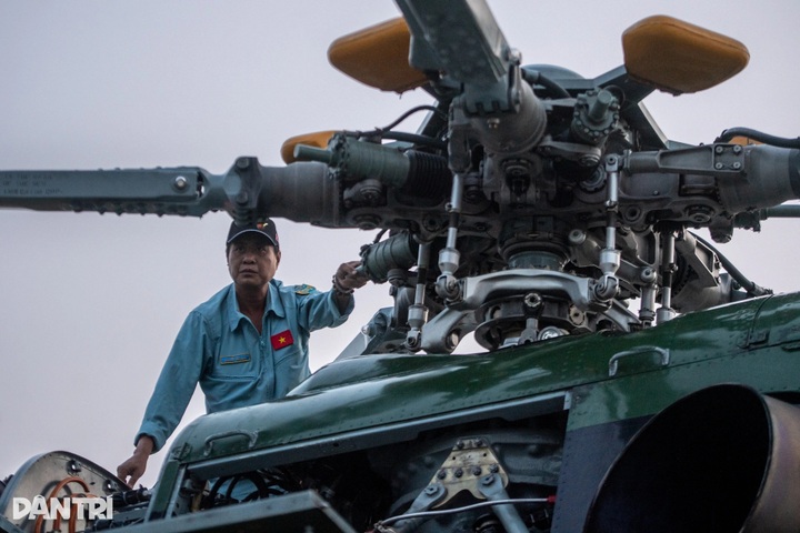 Helicopters trained for flag-flying display on National Day - 2 Helicopters trained for flag-flying display on National Day - 2