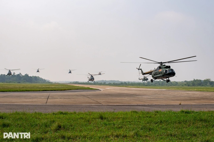 Helicopters trained for flag-flying display on National Day - 5 Helicopters trained for flag-flying display on National Day - 5