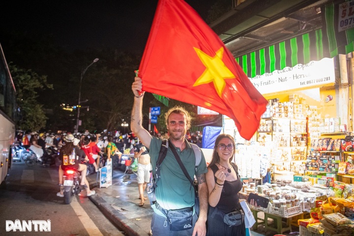 Vietnamese fans flood streets to celebrate U23 team's ASEAN victory - 8