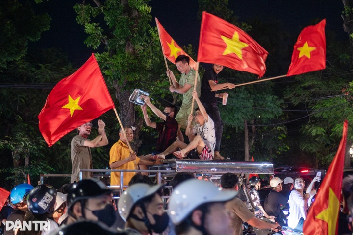 Vietnamese fans flood streets to celebrate U23 team's ASEAN victory - 9
