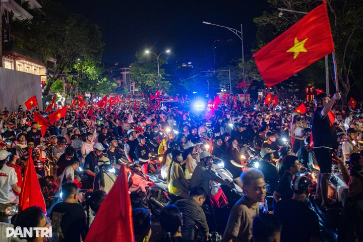 Vietnamese fans flood streets to celebrate U23 team's ASEAN victory - 1