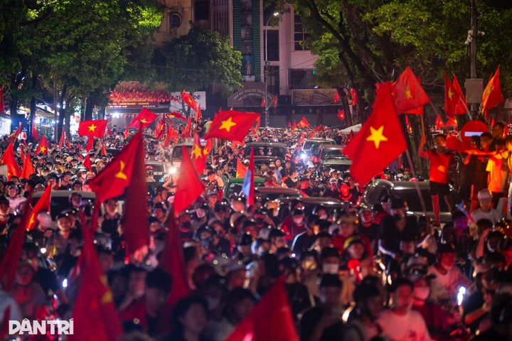 Vietnamese fans flood streets to celebrate U23 team's ASEAN victory - 2